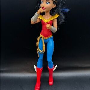 Mattel 2015 DC Super Hero Girl Wonder Woman Power Action Figure Punching Action